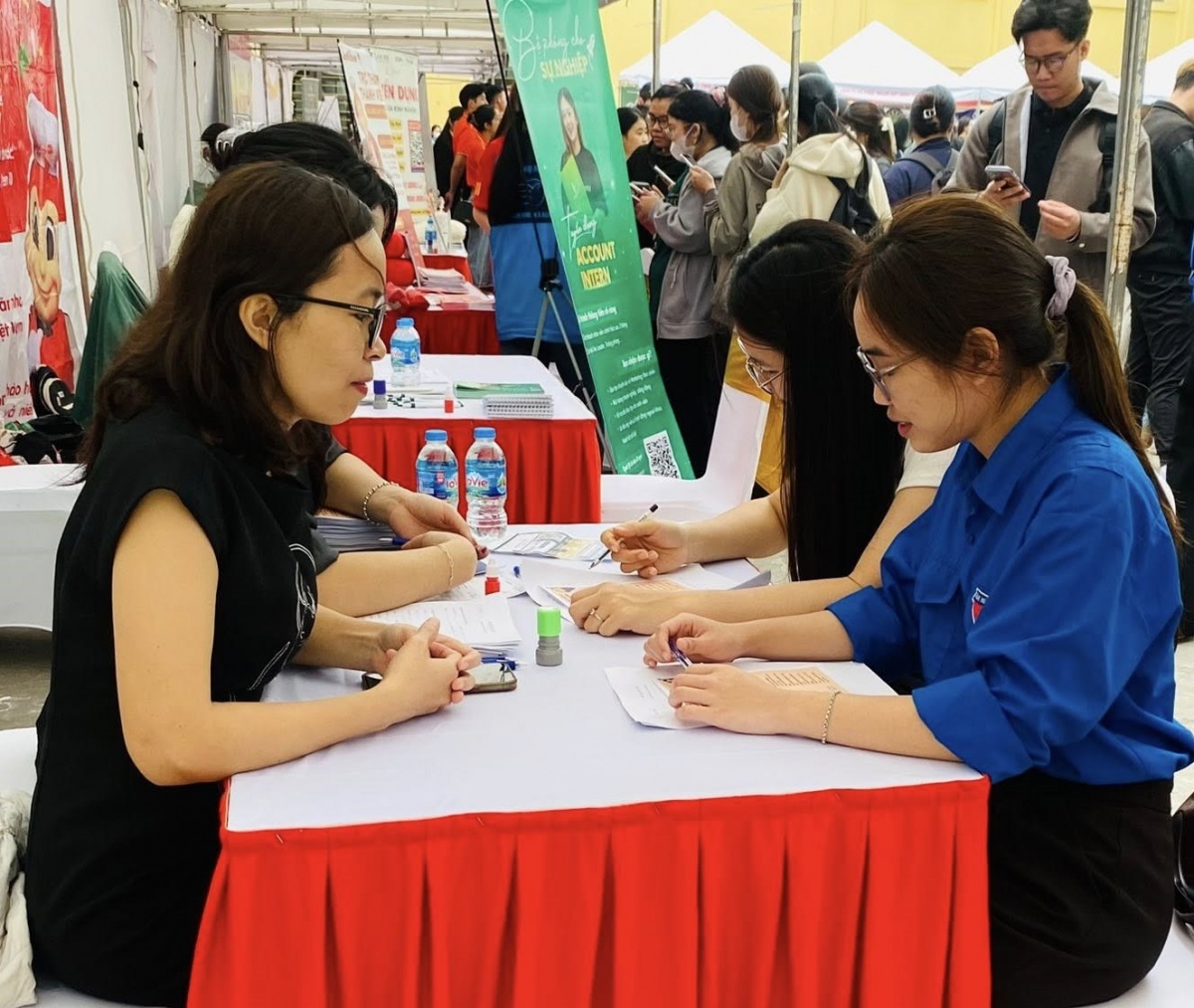 Nữ sinh bị đánh vì “tiền tip”: Rủi ro tìm việc và vai trò Nữ sinh bị đánh vì “tiền tip”: Rủi ro tìm việc và vai trò