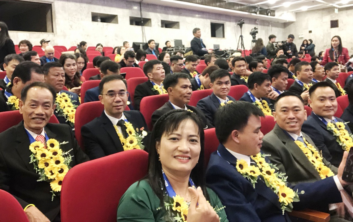 Đảng viên Phương Anh với một tấm thẻ – hai hành trình Đảng viên Phương Anh với một tấm thẻ – hai hành trình