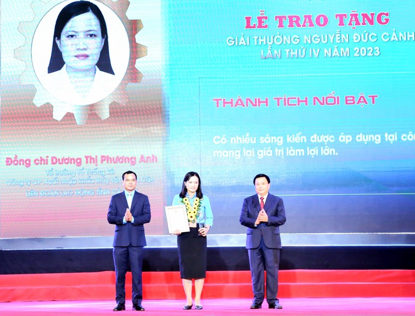 Đảng viên Phương Anh với một tấm thẻ – hai hành trình Đảng viên Phương Anh với một tấm thẻ – hai hành trình