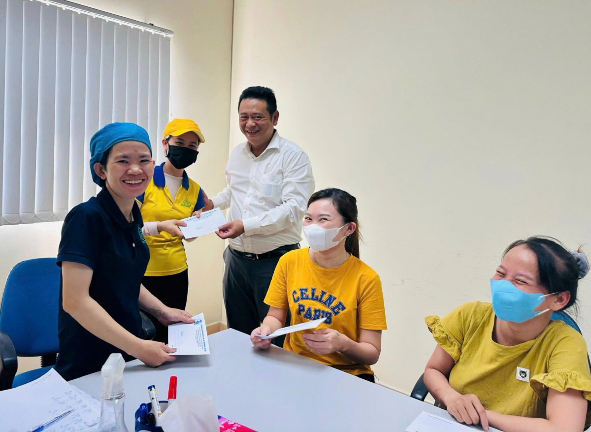 Đồng chí Nguyễn Thành Trung, Chủ tịch Công đoàn Khu công nghệ cao và các Khu công nghiệp Đà Nẵng tặng quà cho công nhân khó khăn tại Công ty Apple Film Đà Nẵng. Ảnh: Phan Nguyên Đồng chí Nguyễn Thành Trung, Chủ tịch Công đoàn Khu công nghệ cao và các Khu công nghiệp Đà Nẵng tặng quà cho công nhân khó khăn tại Công ty Apple Film Đà Nẵng. Ảnh: Phan Nguyên