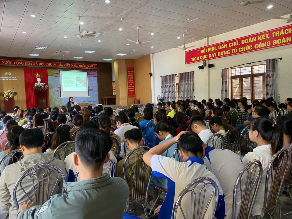 Tư vấn pháp luật cho hàng trăm đoàn viên. Ảnh: Phan Nguyên Tư vấn pháp luật cho hàng trăm đoàn viên. Ảnh: Phan Nguyên