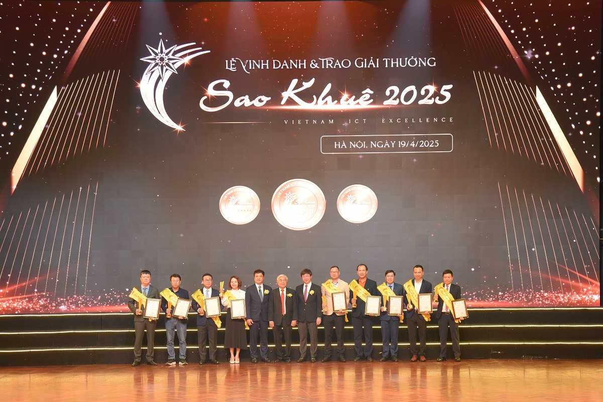 Đại diện VietinBank nhận Giải thưởng Sao Khuê 2025 cho ứng dụng VietinBank iPay Mobile (đầu tiên bên phải)