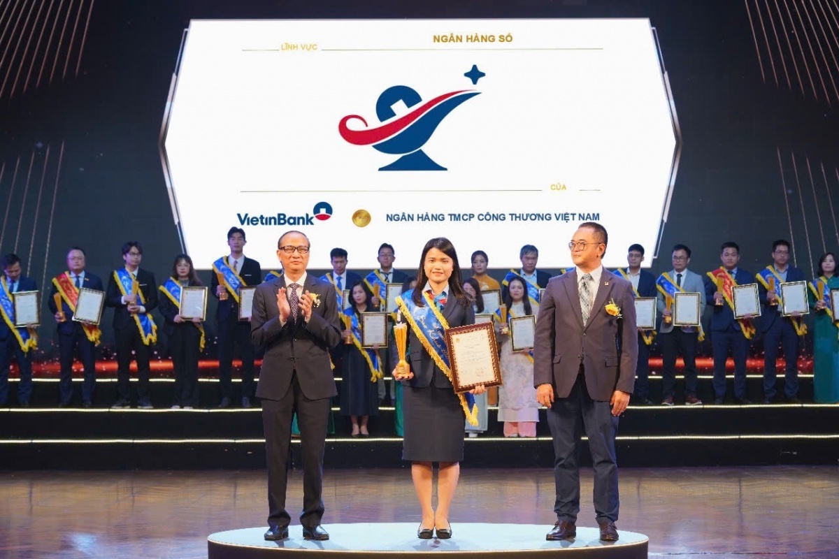 Đại diện VietinBank nhận Giải thưởng Sao Khuê 2025 cho ứng dụng VietinBank Genie