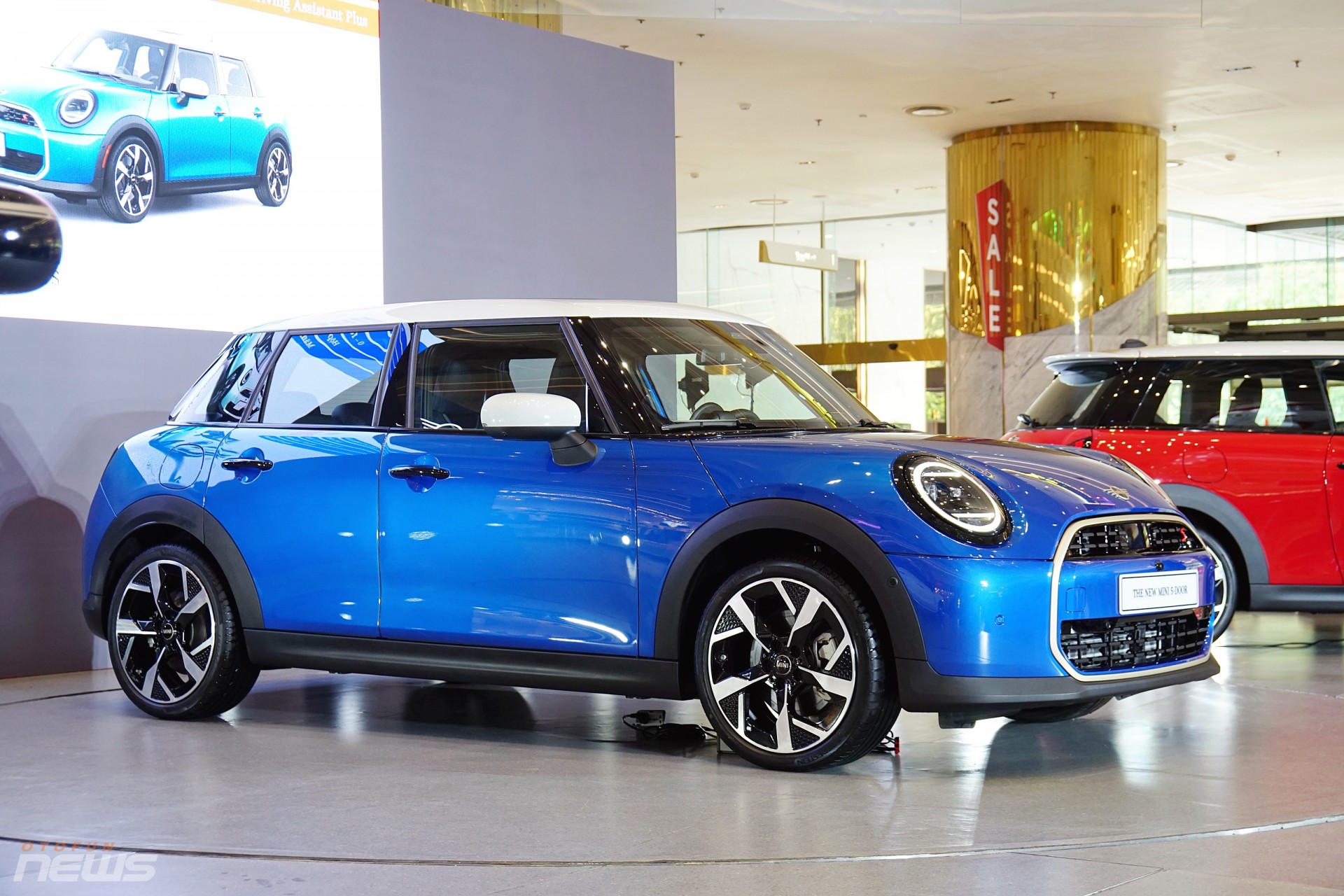 Ngoại thất Mini Cooper S 5 cửa nổi bật với lưới tản nhiệt bát giác hoàn toàn mới, đèn LED trước tinh chỉnh và cụm đèn hậu LED hình tam giác độc đáo, tùy biến hiệu ứng. Ngoại thất Mini Cooper S 5 cửa nổi bật với lưới tản nhiệt bát giác hoàn toàn mới, đèn LED trước tinh chỉnh và cụm đèn hậu LED hình tam giác độc đáo, tùy biến hiệu ứng.