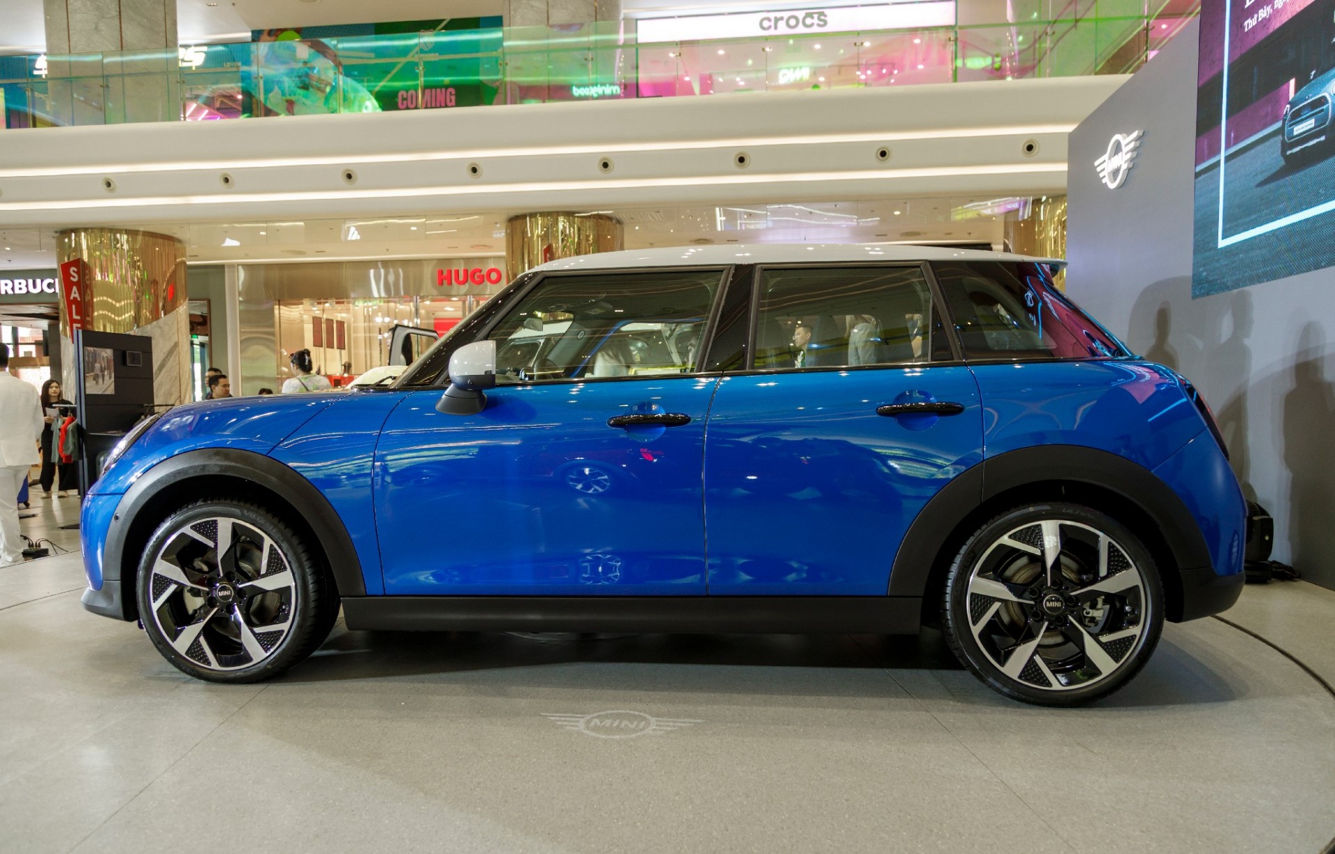 So với bản 3 cửa, Mini Cooper S 5 cửa dài hơn, với kích thước 4.036 x 1.744 x 1.464 mm và trục cơ sở 2.567 mm, tối ưu không gian cho hàng ghế sau và khoang hành lý. So với bản 3 cửa, Mini Cooper S 5 cửa dài hơn, với kích thước 4.036 x 1.744 x 1.464 mm và trục cơ sở 2.567 mm, tối ưu không gian cho hàng ghế sau và khoang hành lý.