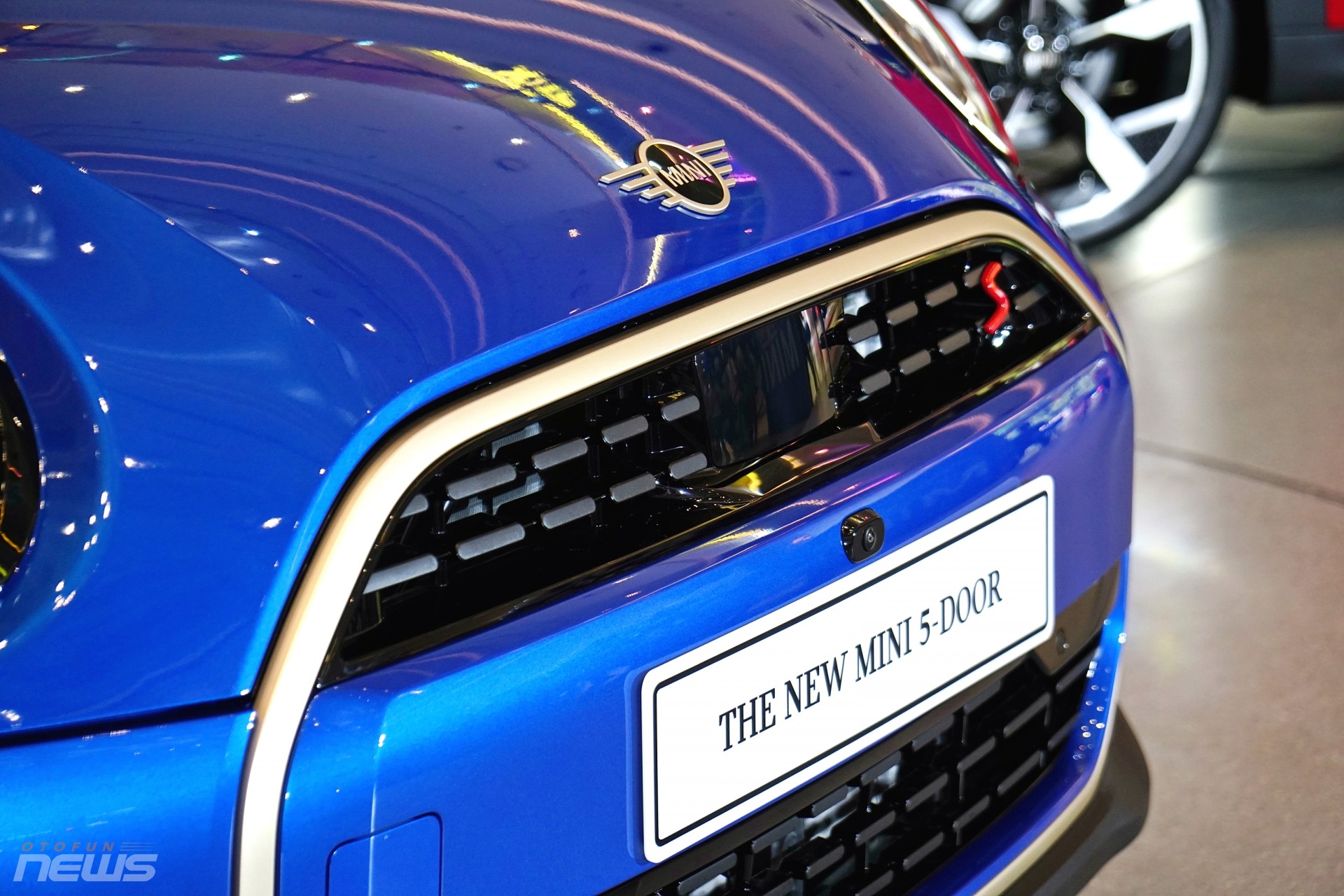 Cả hai phiên bản đều sử dụng động cơ xăng I4 TwinPower Turbo 2.0L, cho công suất 201 mã lực và mô-men xoắn 300 Nm, đi kèm hộp số ly hợp kép 7 cấp Steptronic và hệ dẫn động cầu trước. Cả hai phiên bản đều sử dụng động cơ xăng I4 TwinPower Turbo 2.0L, cho công suất 201 mã lực và mô-men xoắn 300 Nm, đi kèm hộp số ly hợp kép 7 cấp Steptronic và hệ dẫn động cầu trước.