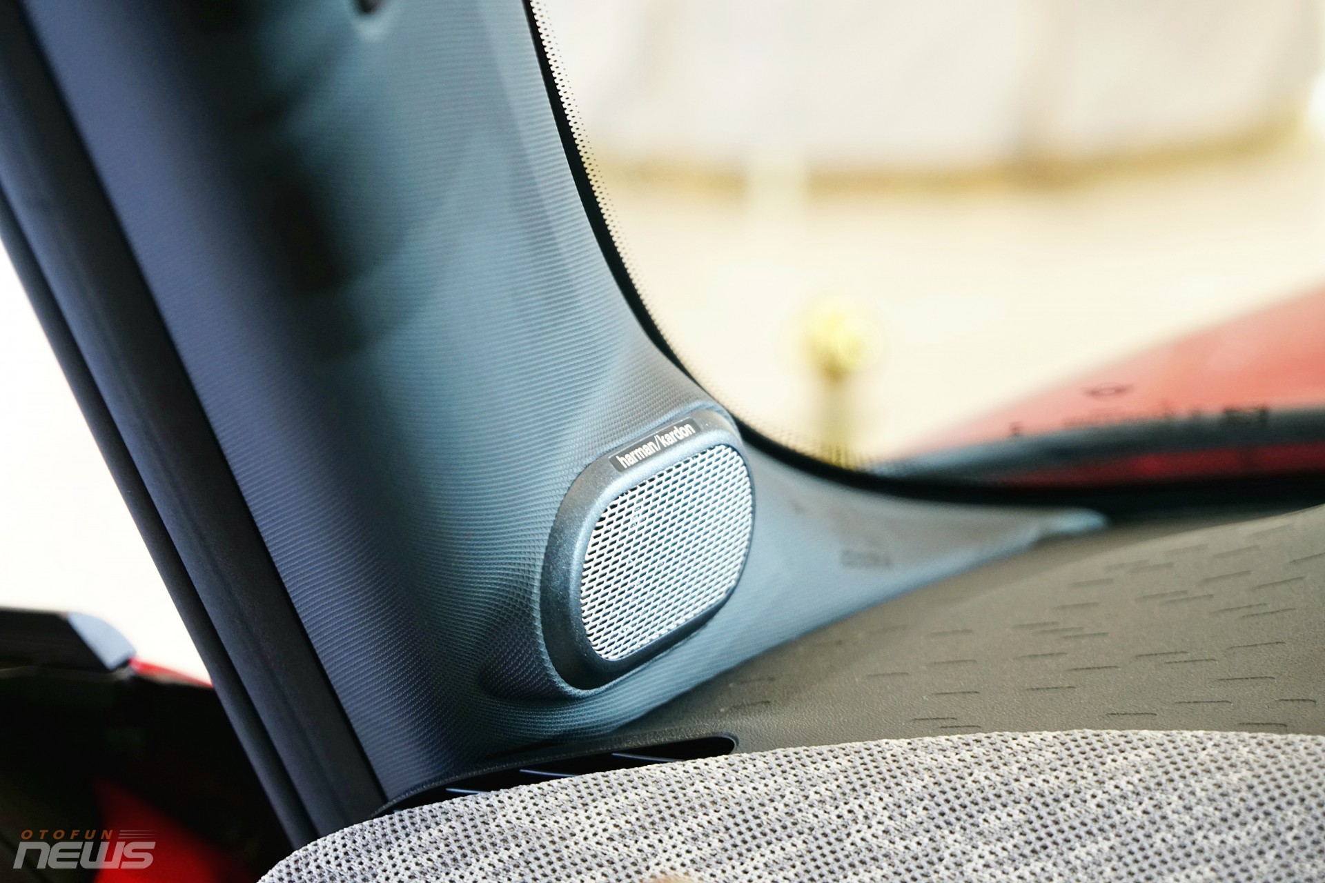 cùng dàn âm thanh Harman Kardon 12 loa cao cấp. cùng dàn âm thanh Harman Kardon 12 loa cao cấp.