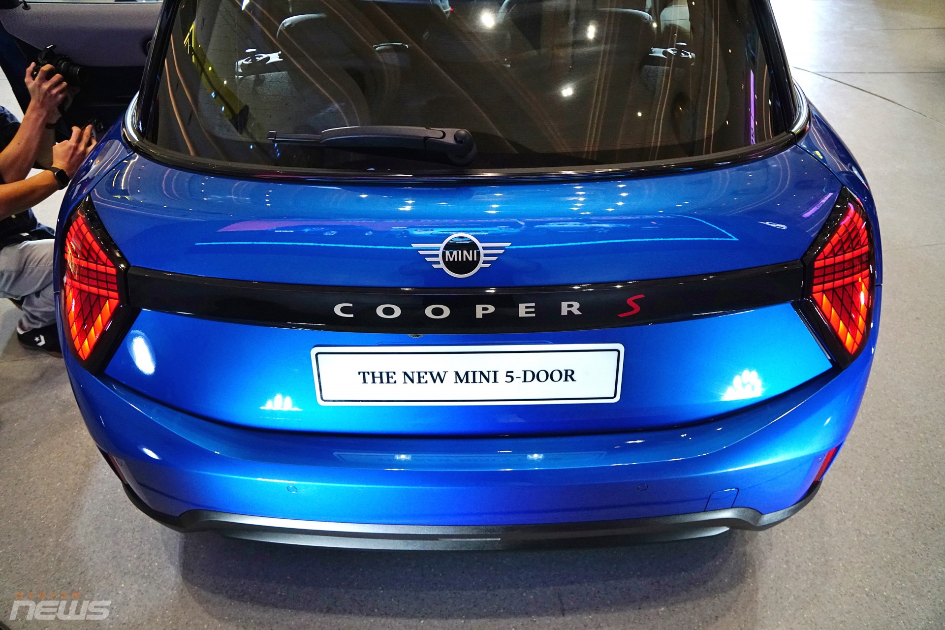 Cụm đèn hậu LED hình tam giác độc đáo, có thể tùy biến hiệu ứng. Cụm đèn hậu LED hình tam giác độc đáo, có thể tùy biến hiệu ứng.