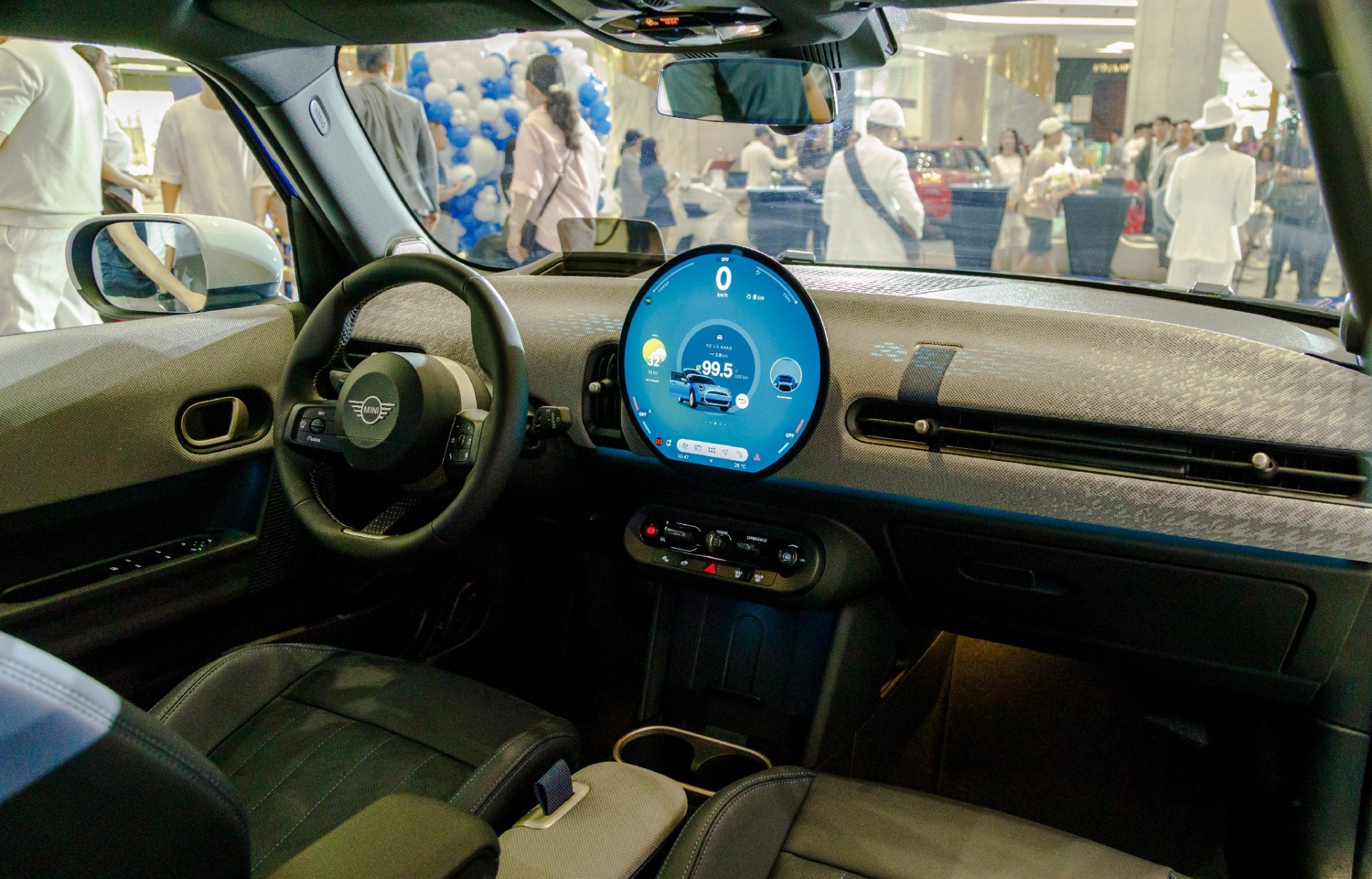 Bên trong, Mini Cooper S 2025 được trang bị màn hình OLED trung tâm tròn 9,5 inch - công nghệ lần đầu tiên xuất hiện trên xe hơi, nâng trải nghiệm điều khiển lên tầm cao mới. Bên trong, Mini Cooper S 2025 được trang bị màn hình OLED trung tâm tròn 9,5 inch - công nghệ lần đầu tiên xuất hiện trên xe hơi, nâng trải nghiệm điều khiển lên tầm cao mới.