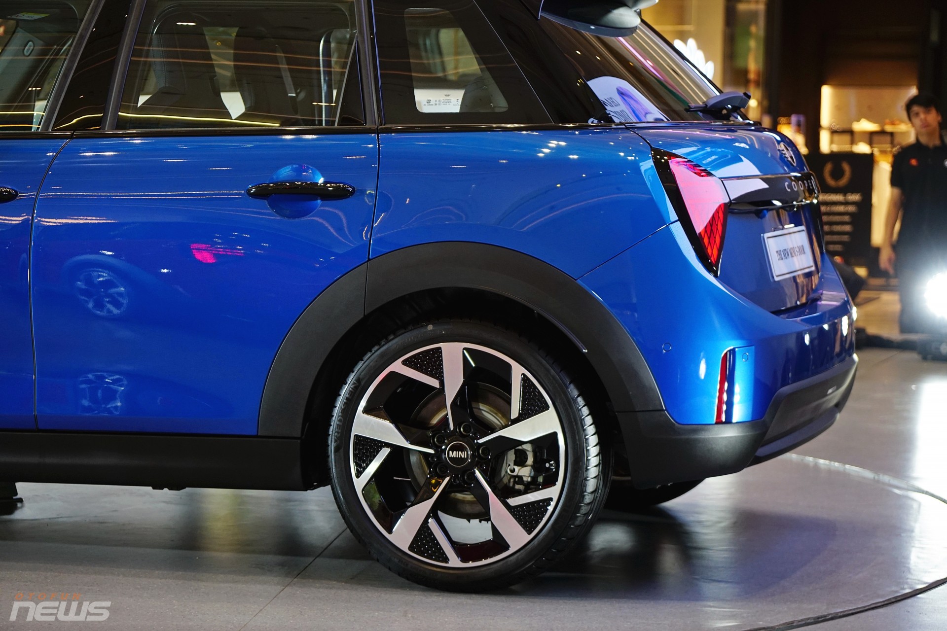 MINI Cooper S 5 cửa tại Việt Nam được trang bị mâm hợp kim 18 inch, vừa tăng tính thể thao vừa cải thiện hiệu suất vận hành. MINI Cooper S 5 cửa tại Việt Nam được trang bị mâm hợp kim 18 inch, vừa tăng tính thể thao vừa cải thiện hiệu suất vận hành.