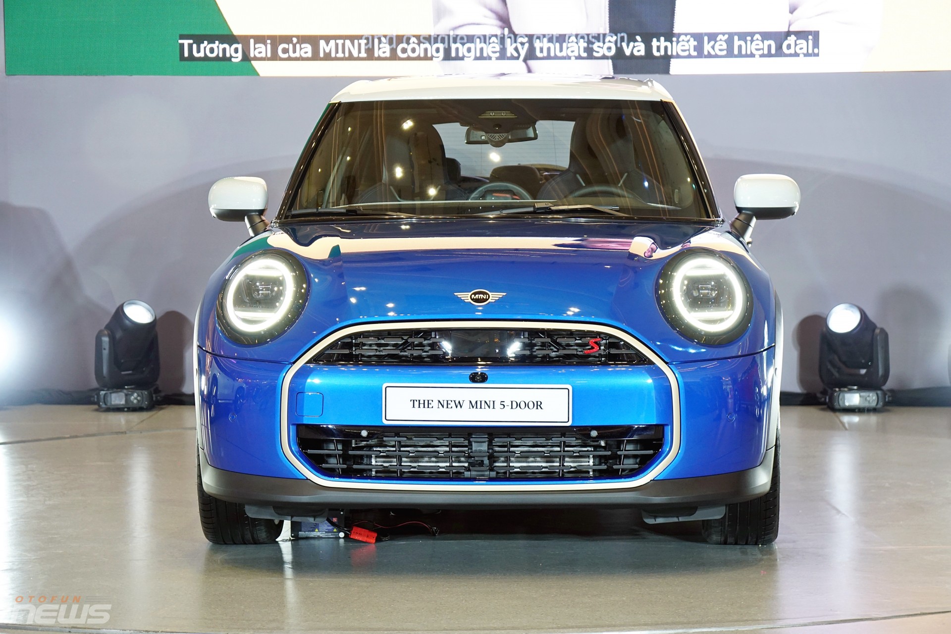 Kết hợp cùng hộp số ly hợp kép 7 cấp Steptronic và hệ dẫn động cầu trước, MINI Cooper mới cho khả năng tăng tốc 0–100 km/h trong 6,6 giây (bản 3 cửa), trong 6,8 giây (bản 5 cửa). Chế độ lái đa dạng gồm Green, Core, Go-Kart. Kết hợp cùng hộp số ly hợp kép 7 cấp Steptronic và hệ dẫn động cầu trước, MINI Cooper mới cho khả năng tăng tốc 0–100 km/h trong 6,6 giây (bản 3 cửa), trong 6,8 giây (bản 5 cửa). Chế độ lái đa dạng gồm Green, Core, Go-Kart.