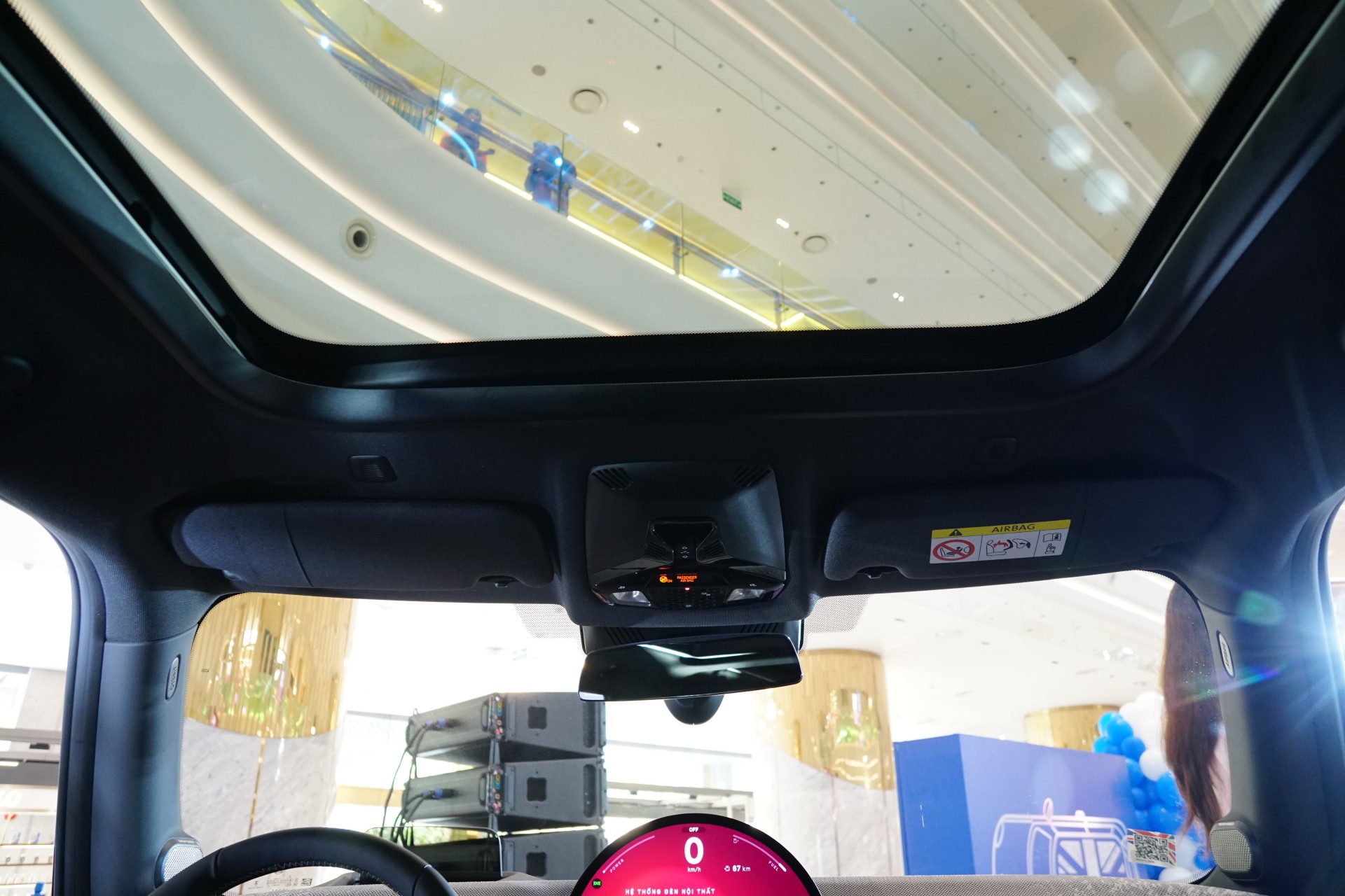 Ngoài ra, trang bị tiện nghi tiêu chuẩn của MINI Cooper mới còn có điều hòa tự động hai vùng, cửa sổ trời toàn cảnh Panorama, chìa khóa thông minh Comfort Access, hệ thống đèn viền nội thất đa màu sắc. Ngoài ra, trang bị tiện nghi tiêu chuẩn của MINI Cooper mới còn có điều hòa tự động hai vùng, cửa sổ trời toàn cảnh Panorama, chìa khóa thông minh Comfort Access, hệ thống đèn viền nội thất đa màu sắc.