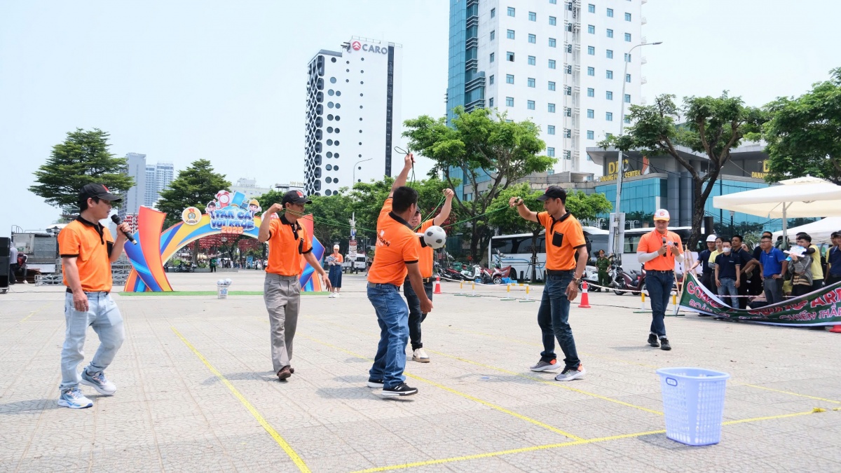 Các đội chơi trải qua 3 phần thi: “Tan ca Vui”, “Tan ca Khỏe” và “Tan ca Khéo”