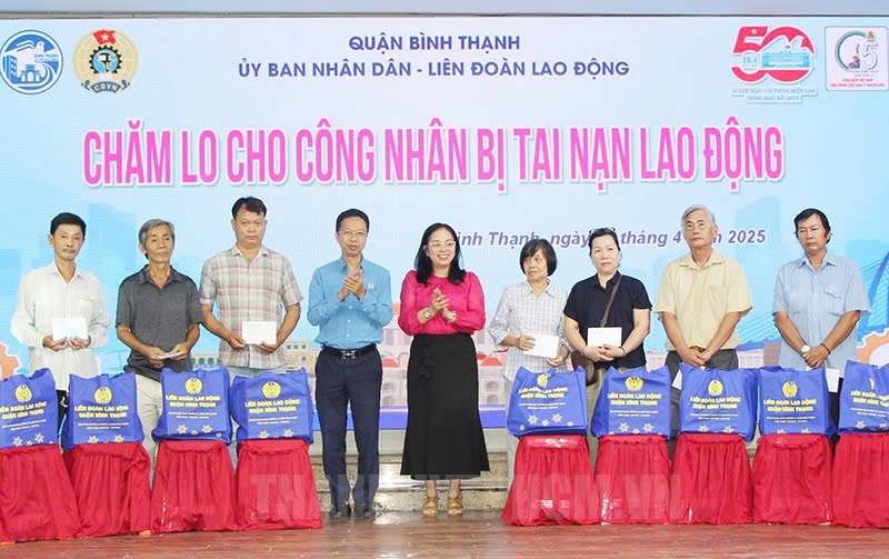 Nghỉ lễ ấm lòng với sự chăm lo thiết thực từ công đoàn và doanh nghiệp TP. HCM Nghỉ lễ ấm lòng với sự chăm lo thiết thực từ công đoàn và doanh nghiệp TP. HCM