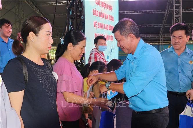 Nghỉ lễ ấm lòng với sự chăm lo thiết thực từ công đoàn và doanh nghiệp TP. HCM Nghỉ lễ ấm lòng với sự chăm lo thiết thực từ công đoàn và doanh nghiệp TP. HCM