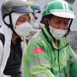 Lái xe công nghệ miệt mài mưu sinh trong dịp nghỉ lễ 30/4 và 1/5