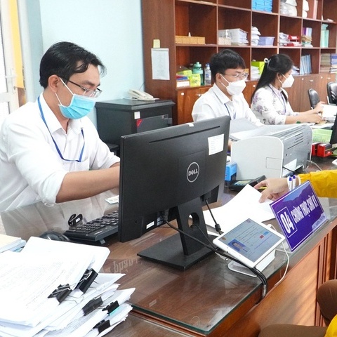 Thời điểm hưởng chính sách với cán bộ cấp huyện nghỉ việc sau sáp nhập