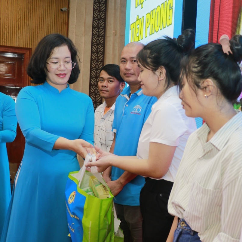 Tháng Công nhân ở Quảng Bình: Hướng về cơ sở, chăm lo người lao động