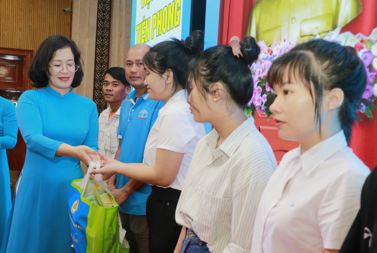 Tháng Công nhân ở Quảng Bình: Hướng về cơ sở, chăm lo người lao động Tháng Công nhân ở Quảng Bình: Hướng về cơ sở, chăm lo người lao động