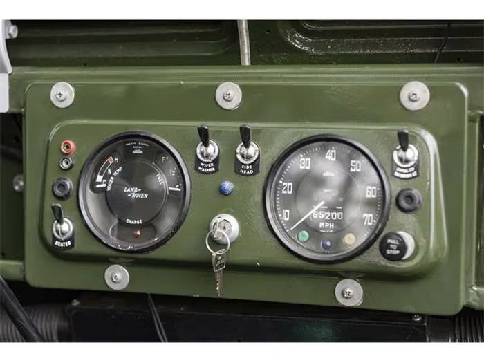 Land Rover hơn 50 tuổi tân trang lại bán giá 900 triệu đồng