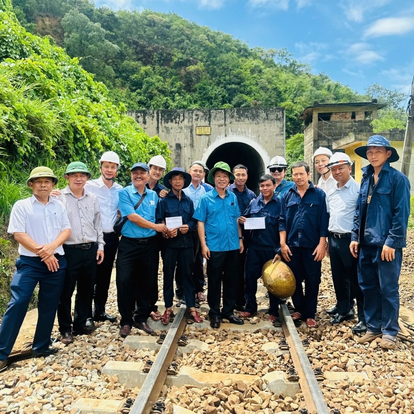Chuyến tàu công đoàn mang yêu thương qua đèo Hải Vân