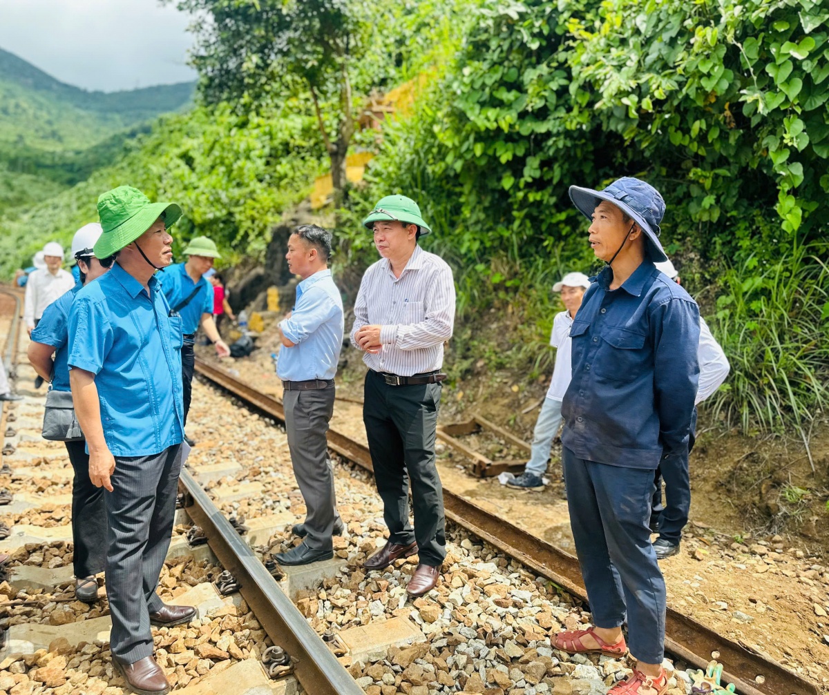 Chuyến tàu yêu thương giữa lòng đèo Hải Vân Chuyến tàu yêu thương giữa lòng đèo Hải Vân