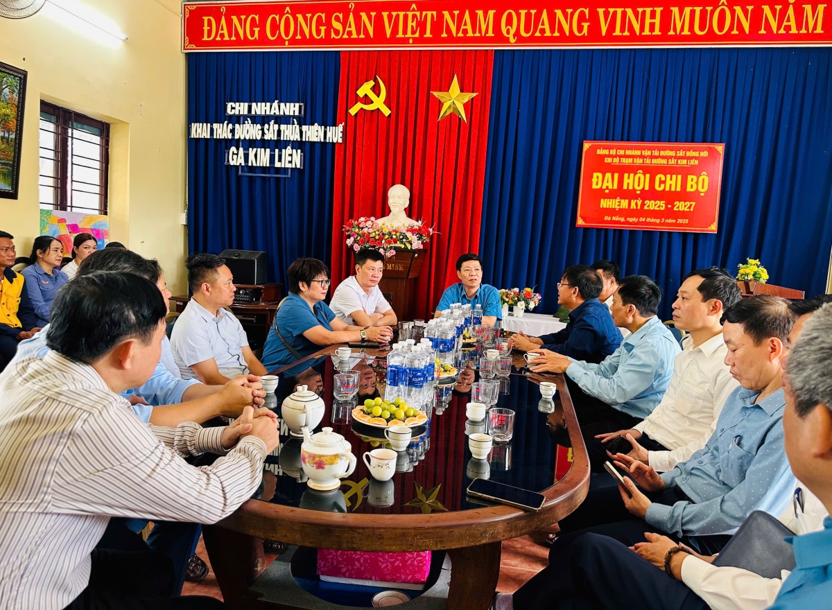 Chuyến tàu yêu thương giữa lòng đèo Hải Vân Chuyến tàu yêu thương giữa lòng đèo Hải Vân