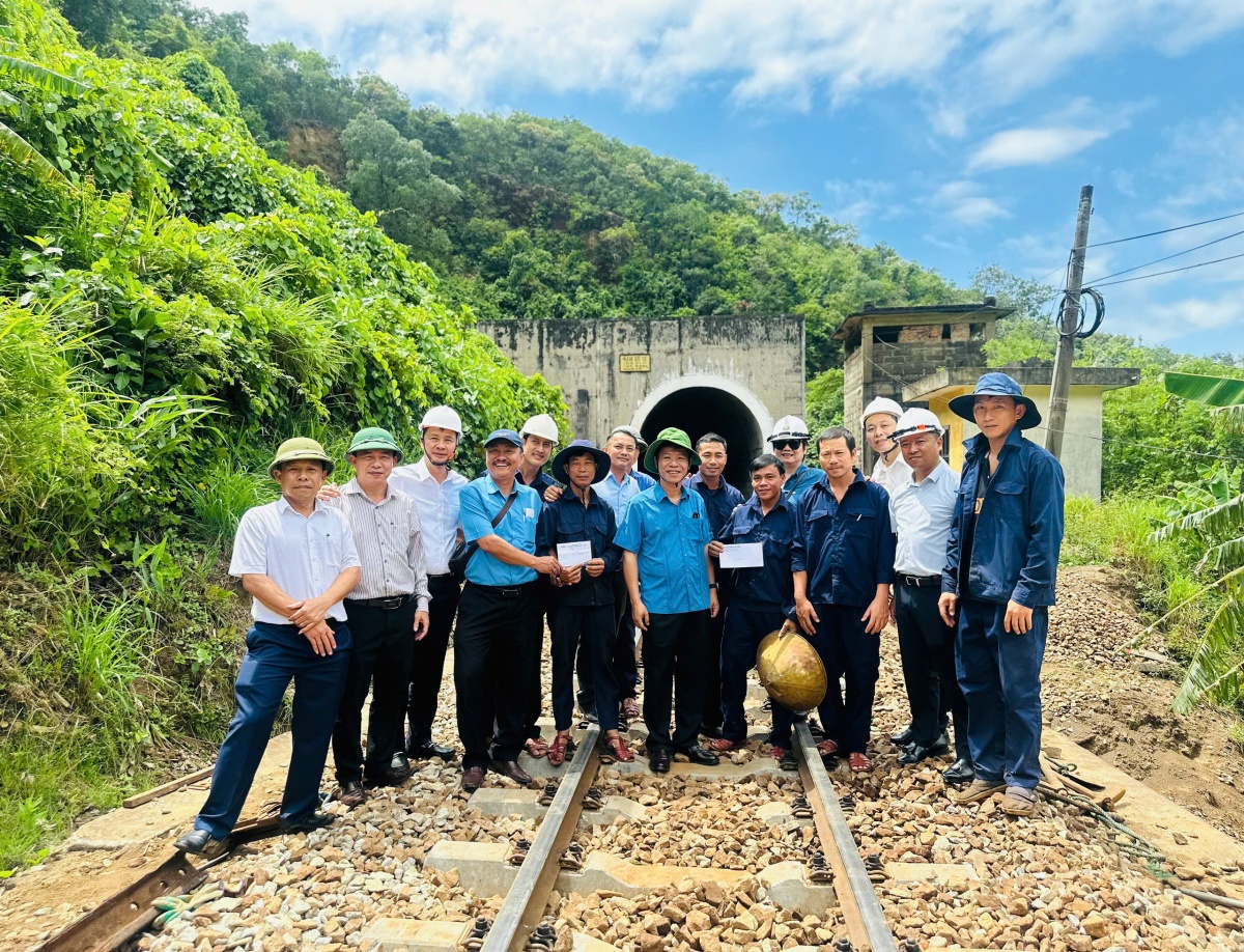 Chuyến tàu yêu thương giữa lòng đèo Hải Vân Chuyến tàu yêu thương giữa lòng đèo Hải Vân