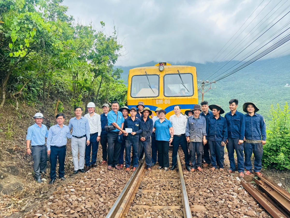 Chuyến tàu yêu thương giữa lòng đèo Hải Vân Chuyến tàu yêu thương giữa lòng đèo Hải Vân
