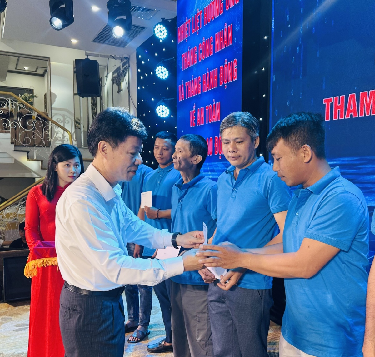 Chuyến tàu yêu thương giữa lòng đèo Hải Vân Chuyến tàu yêu thương giữa lòng đèo Hải Vân