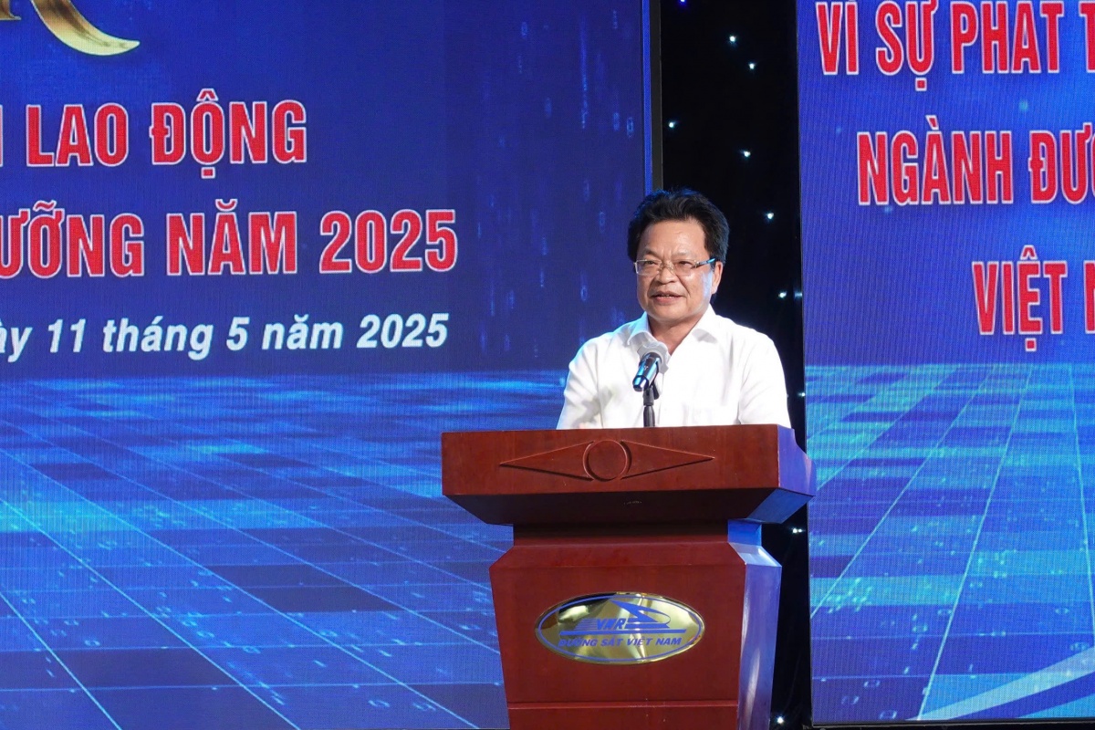 Chuyến tàu yêu thương giữa lòng đèo Hải Vân Chuyến tàu yêu thương giữa lòng đèo Hải Vân