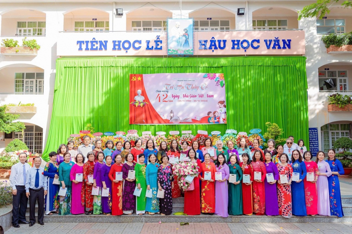 Lấy yêu thương làm nền tảng để gắn kết và phát triển Lấy yêu thương làm nền tảng để gắn kết và phát triển