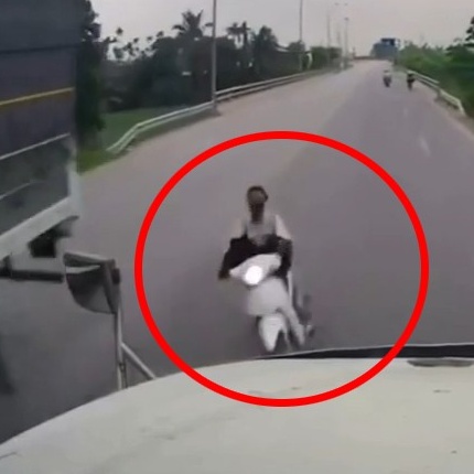 Xe máy vượt xe tải thiếu quan sát, lao vào container trên đê sông Văn Úc