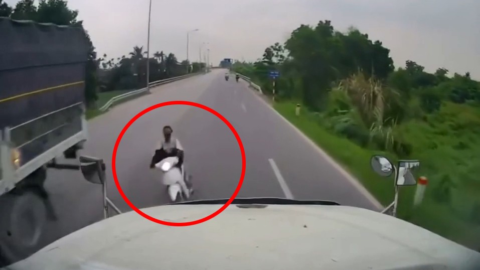 Xe máy vượt xe tải thiếu quan sát, lao vào container trên đê sông Văn Úc Xe máy vượt xe tải thiếu quan sát, lao vào container trên đê sông Văn Úc