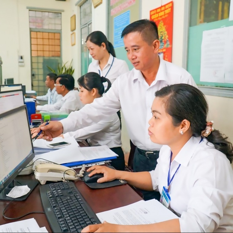 Viên chức không giữ chức vụ quản lý được xếp loại hoàn thành xuất sắc nhiệm vụ theo tiêu chí nào?