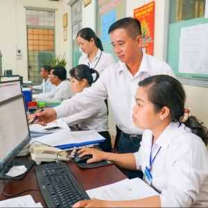 Viên chức không giữ chức vụ quản lý được xếp loại hoàn thành xuất sắc nhiệm vụ theo tiêu chí nào?