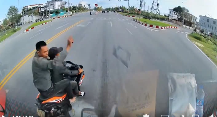 Nóng mắt clip 2 thanh niên điều khiển xe máy 'vờn' xe khách gây ức chế