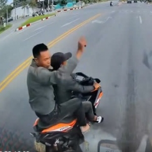 Nóng mắt clip 2 thanh niên điều khiển xe máy 'vờn' xe khách gây ức chế