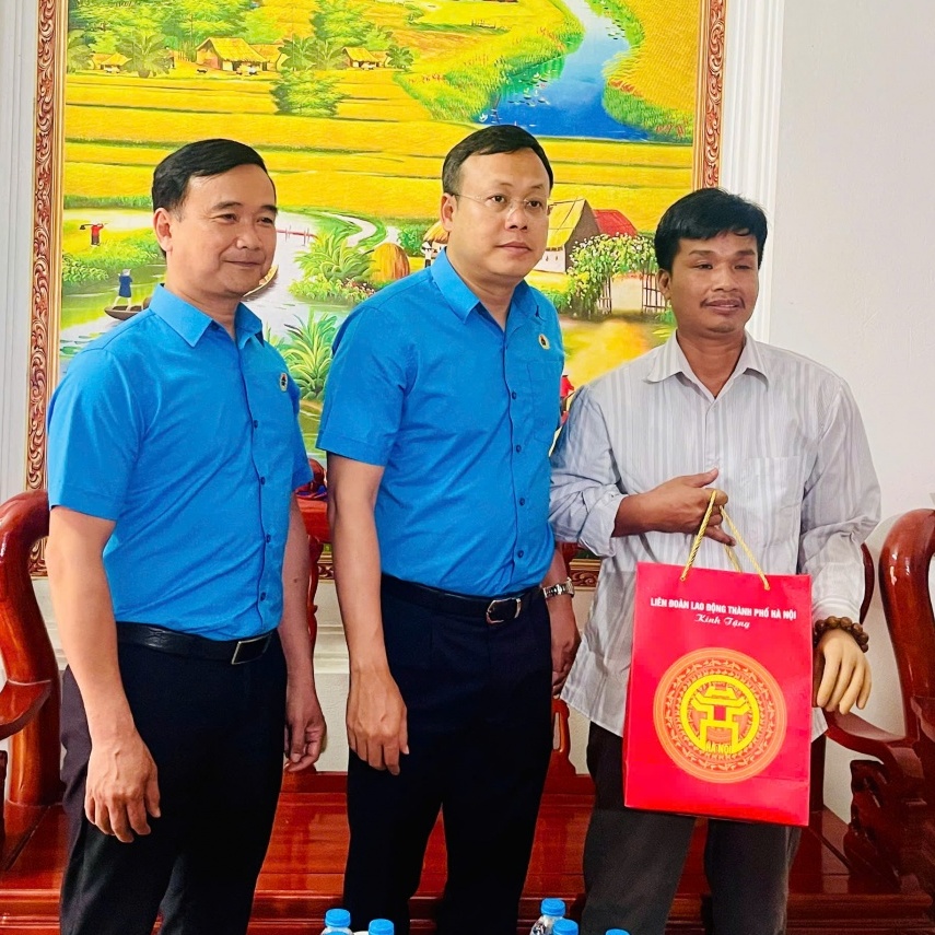 Liên đoàn Lao động TP Hà Nội thăm, tặng quà công nhân khó khăn, bị tai nạn lao động