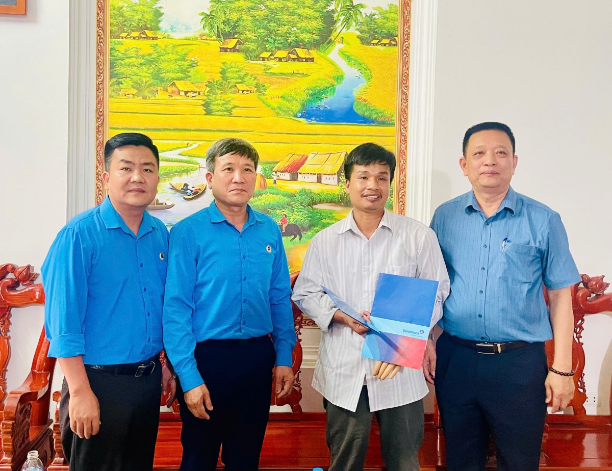 Liên đoàn Lao động TP Hà Nội thăm, tặng quà công nhân khó khăn, bị tai nạn lao động