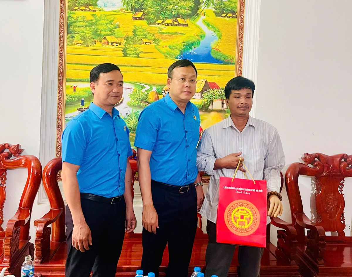 Liên đoàn Lao động TP Hà Nội thăm, tặng quà công nhân khó khăn, bị tai nạn lao động