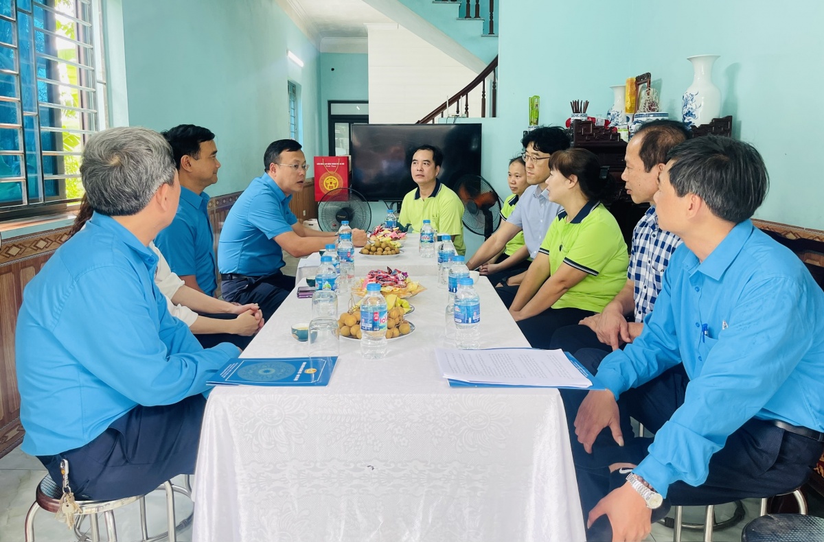 Liên đoàn Lao động TP Hà Nội thăm, tặng quà công nhân khó khăn, bị tai nạn lao động