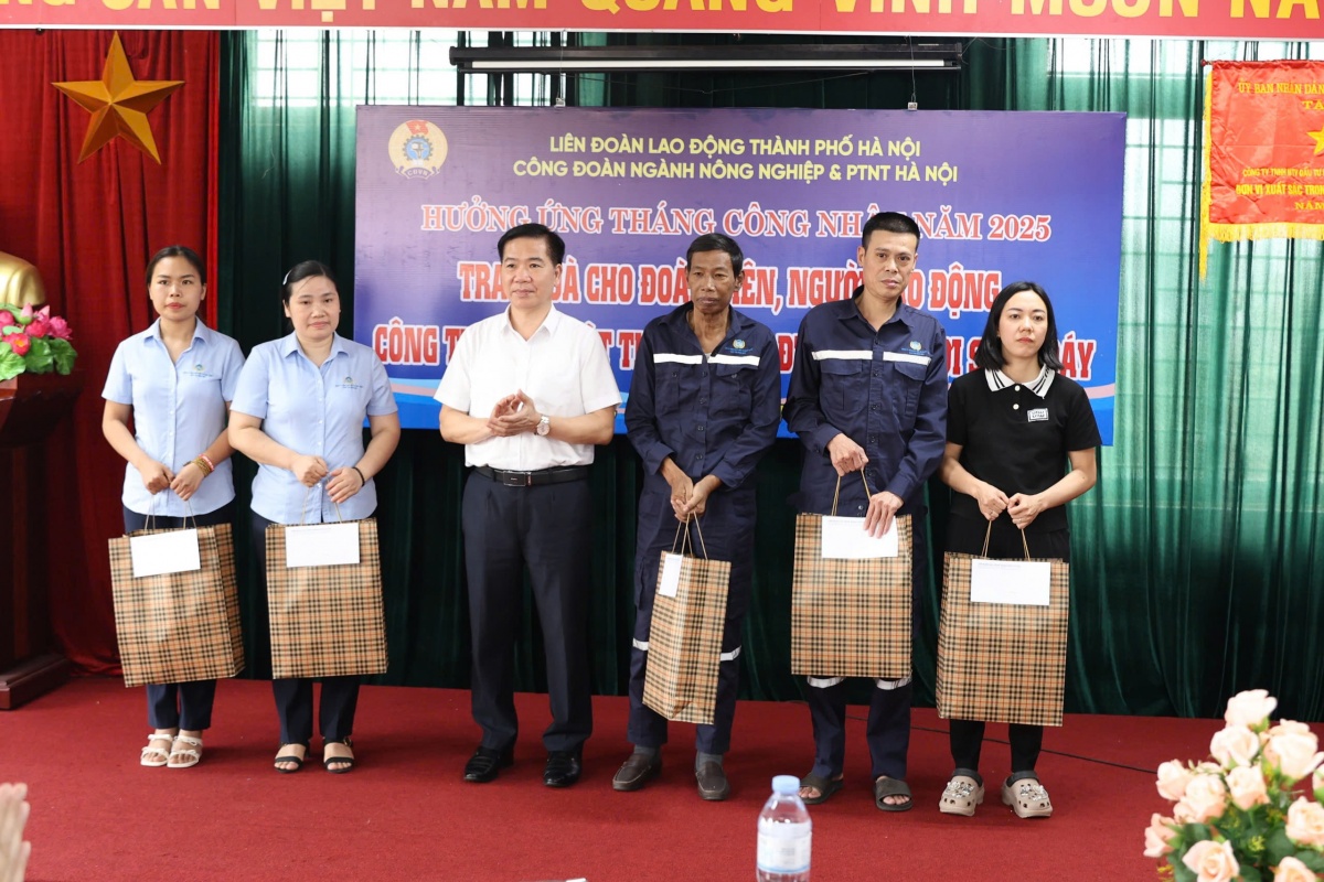 Liên đoàn Lao động TP Hà Nội thăm, tặng quà công nhân khó khăn, bị tai nạn lao động