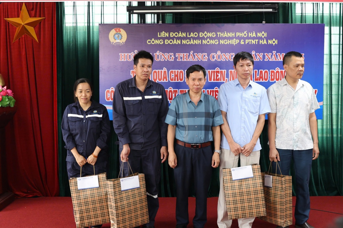Liên đoàn Lao động TP Hà Nội thăm, tặng quà công nhân khó khăn, bị tai nạn lao động
