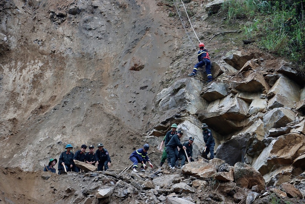    Hiện trường vụ sạt lở công trường thủy điện tại Lai Châu. Ảnh: TTXVN