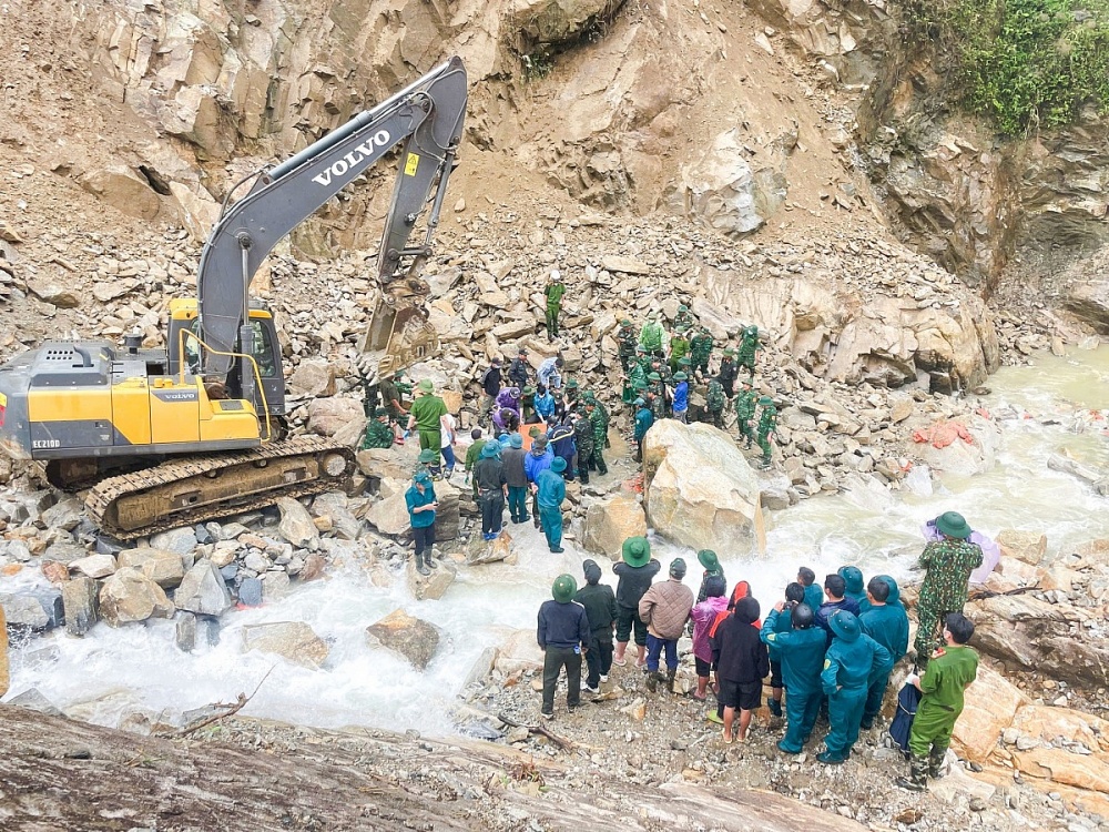 Khoảng 150 cán bộ, chiến sĩ thuộc Công an tỉnh Lai Châu, Bộ Chỉ huy quân sự tỉnh Lai Châu và công nhân đã được huy động đến hiện trường. Ảnh: TTXVN