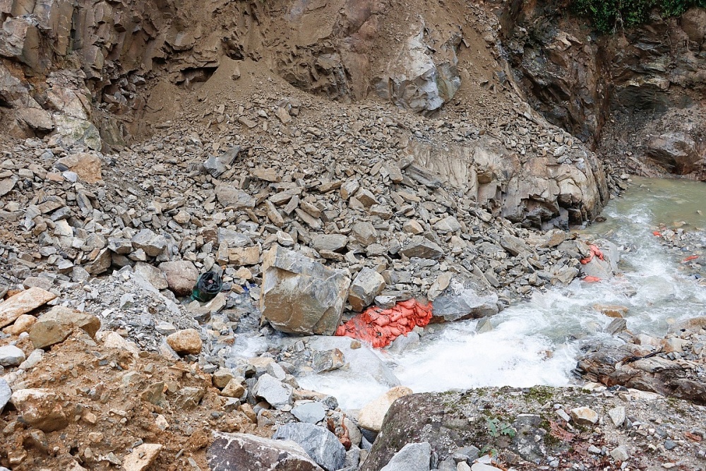 Hiện lực lượng chức năng đang tiếp tục tìm kiếm 2 nạn nhân còn lại. Ảnh: TTXVN 