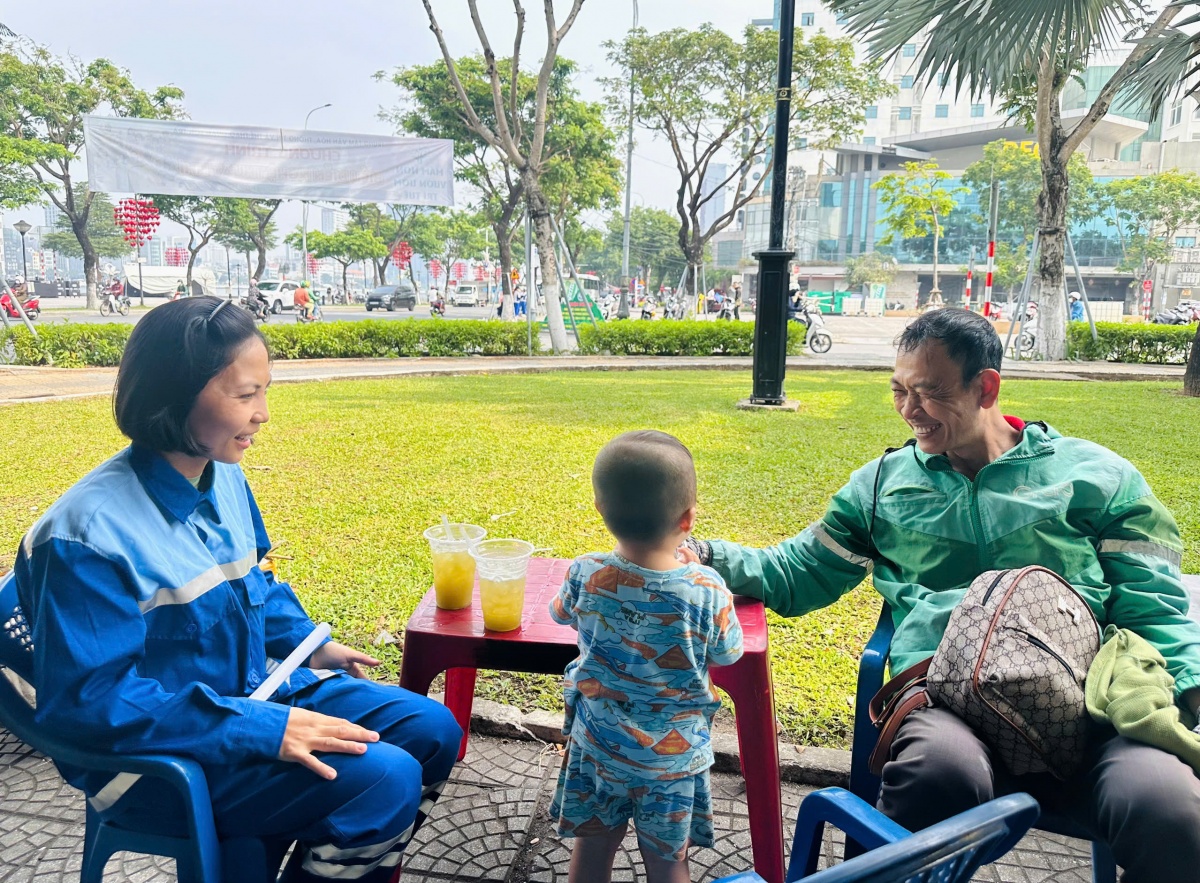 Công đoàn Đà Nẵng tuyên dương công nhân trả lại nhẫn kim cương hơn 1 tỷ đồng Công đoàn Đà Nẵng tuyên dương công nhân trả lại nhẫn kim cương hơn 1 tỷ đồng