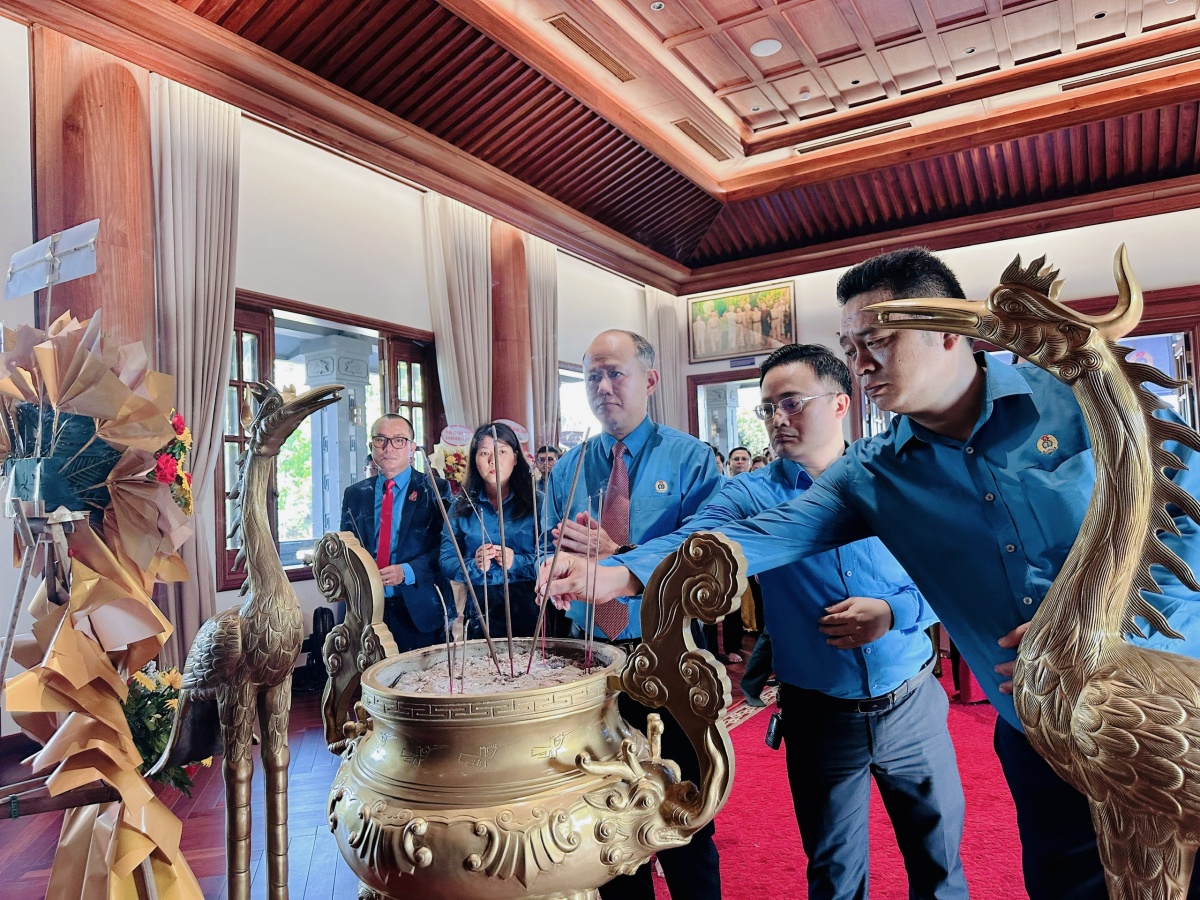 Công đoàn Đà Nẵng tuyên dương công nhân trả lại nhẫn kim cương hơn 1 tỷ đồng Công đoàn Đà Nẵng tuyên dương công nhân trả lại nhẫn kim cương hơn 1 tỷ đồng