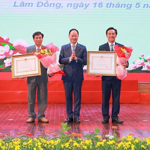 Tôn vinh 250 “hoa thắm” viết tiếp trang sử vàng ngành Giáo dục Lâm Đồng